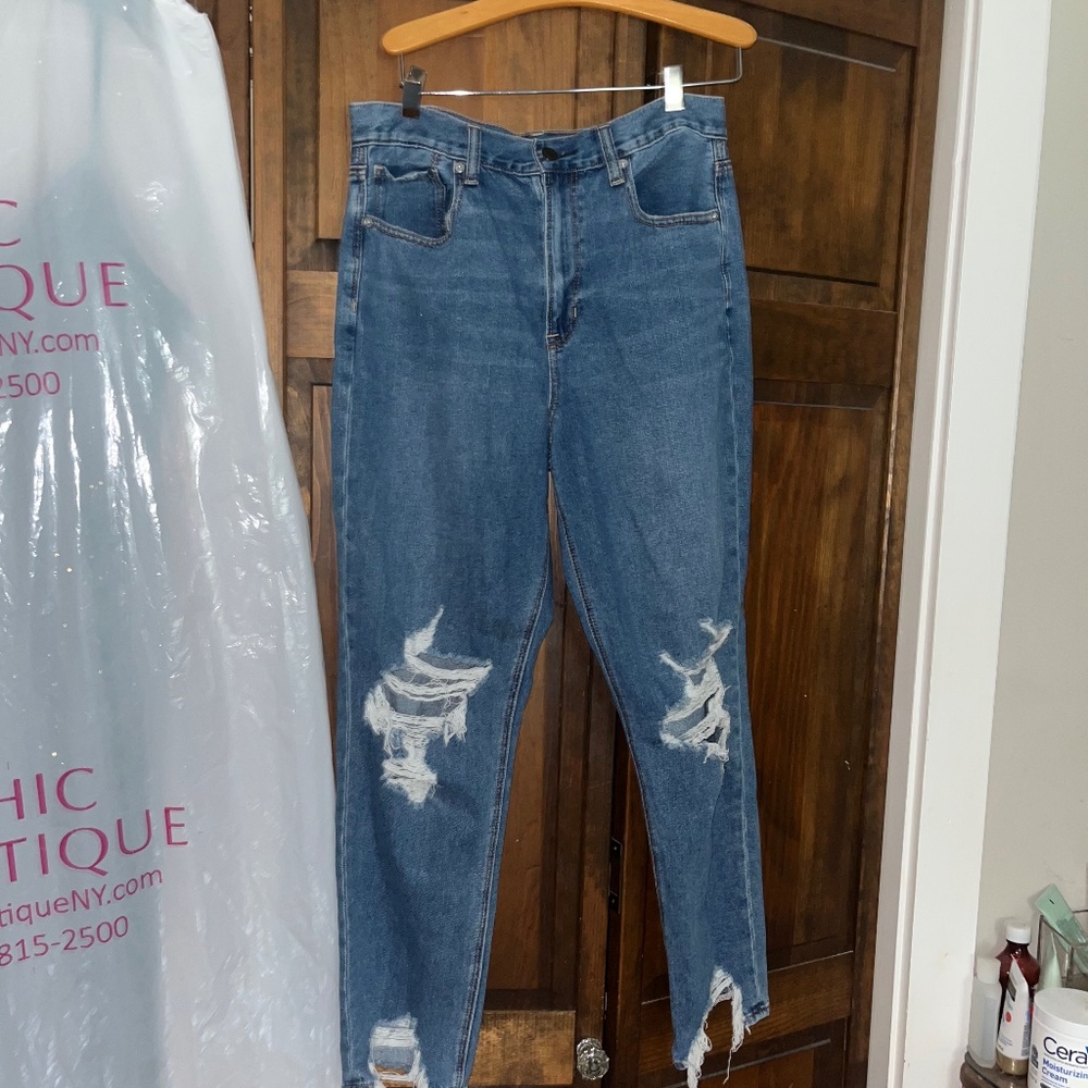 American Eagle Ripped Mom Jean